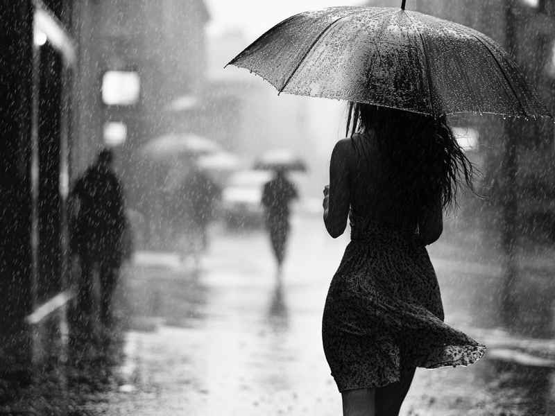 带有风雨微信网名女（带有风雨微信网名女生）