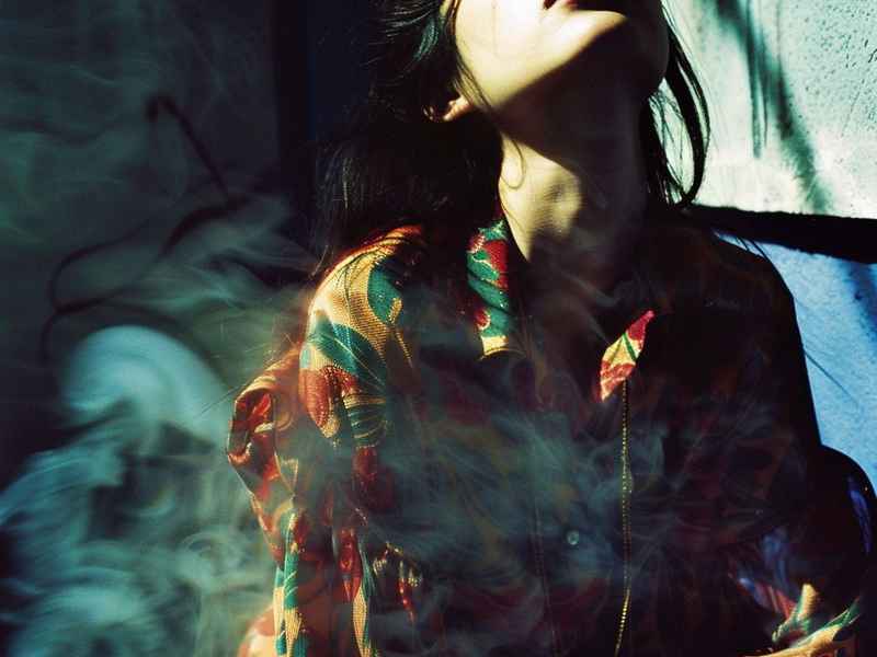 高冷霸气女头像抽烟；高冷霸气女头像抽烟动漫